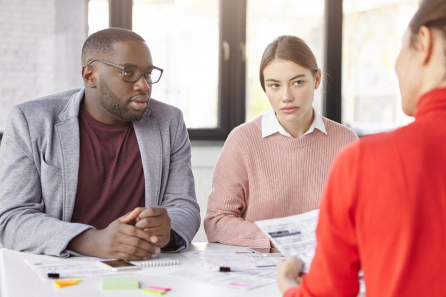 Analyse financière collaborative dans un espace de travail moderne