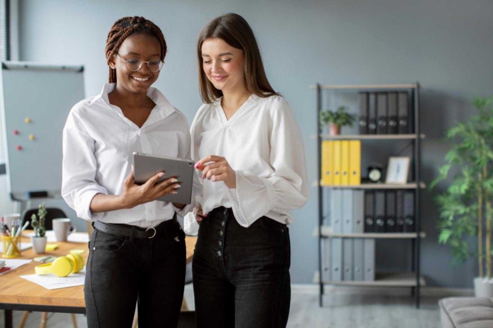 Espace de travail avec documents financiers et ordinateur