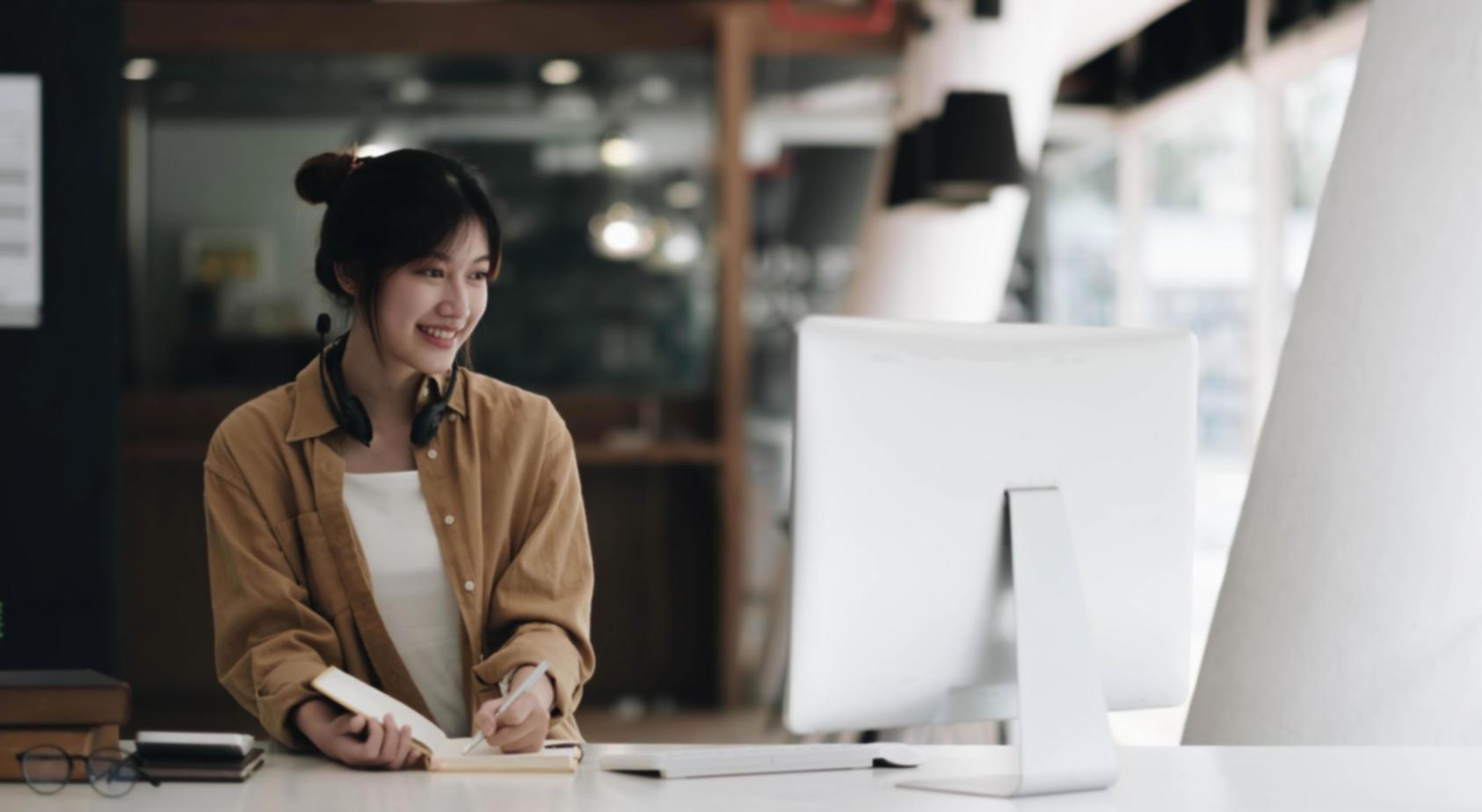 Analyse de documents financiers sur bureau avec calculatrice